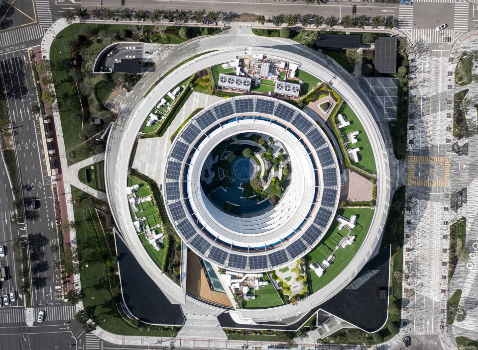 Landscape design of Ningbo Peacebird Fashion Center by Palm Design