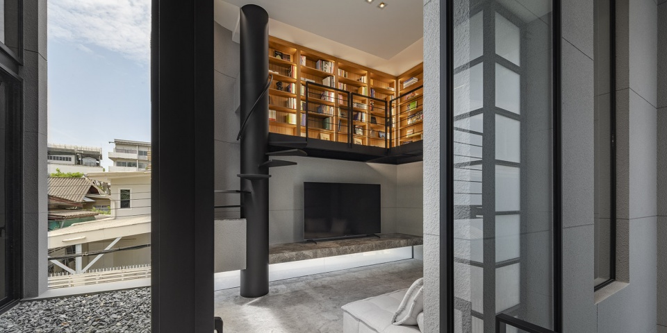 55 Sathorn house by Kuanchanok Pakavaleetorn Architects