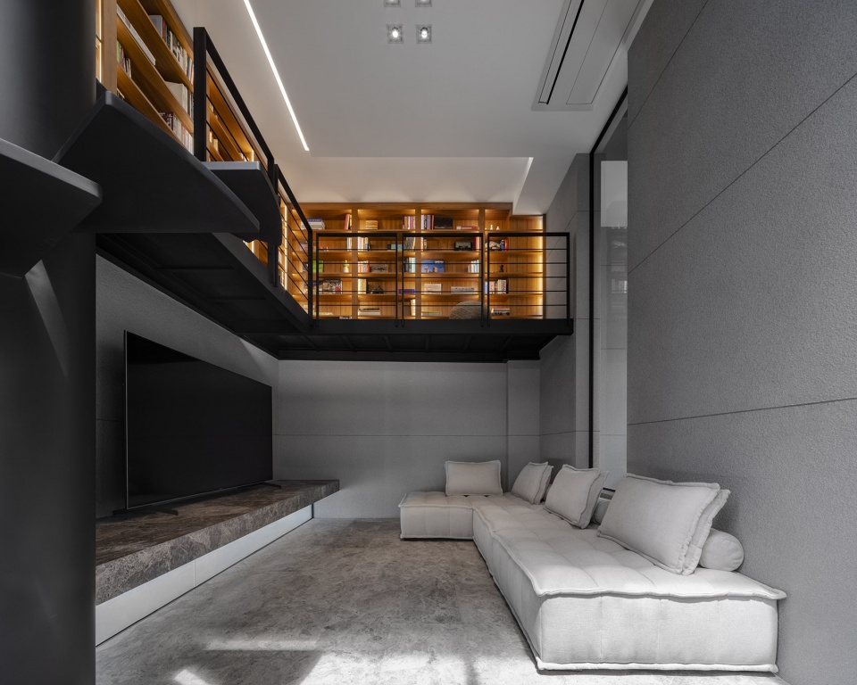 55 Sathorn house by Kuanchanok Pakavaleetorn Architects