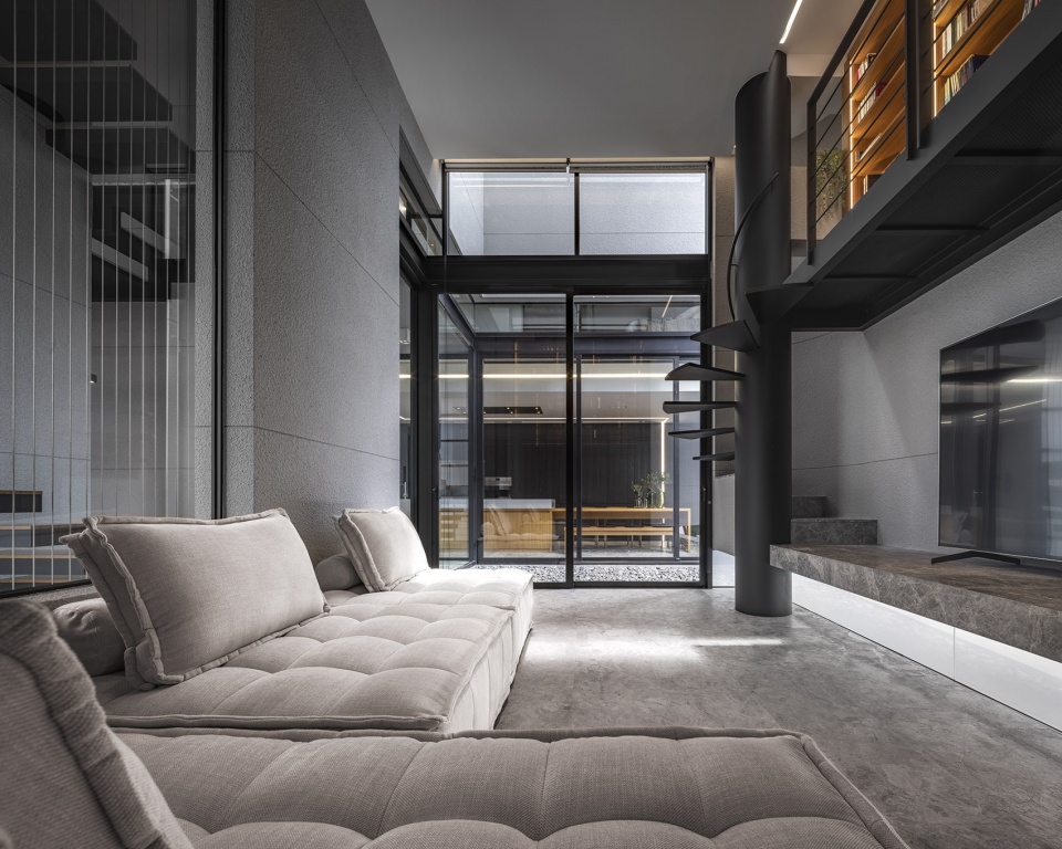 55 Sathorn house by Kuanchanok Pakavaleetorn Architects