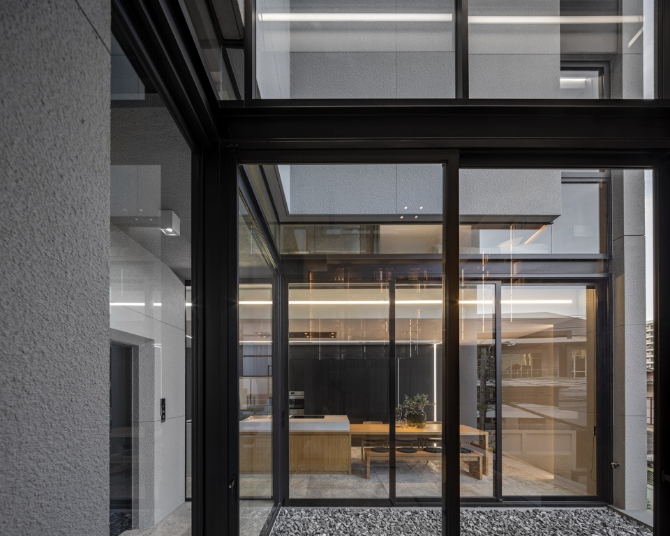 55 Sathorn house by Kuanchanok Pakavaleetorn Architects