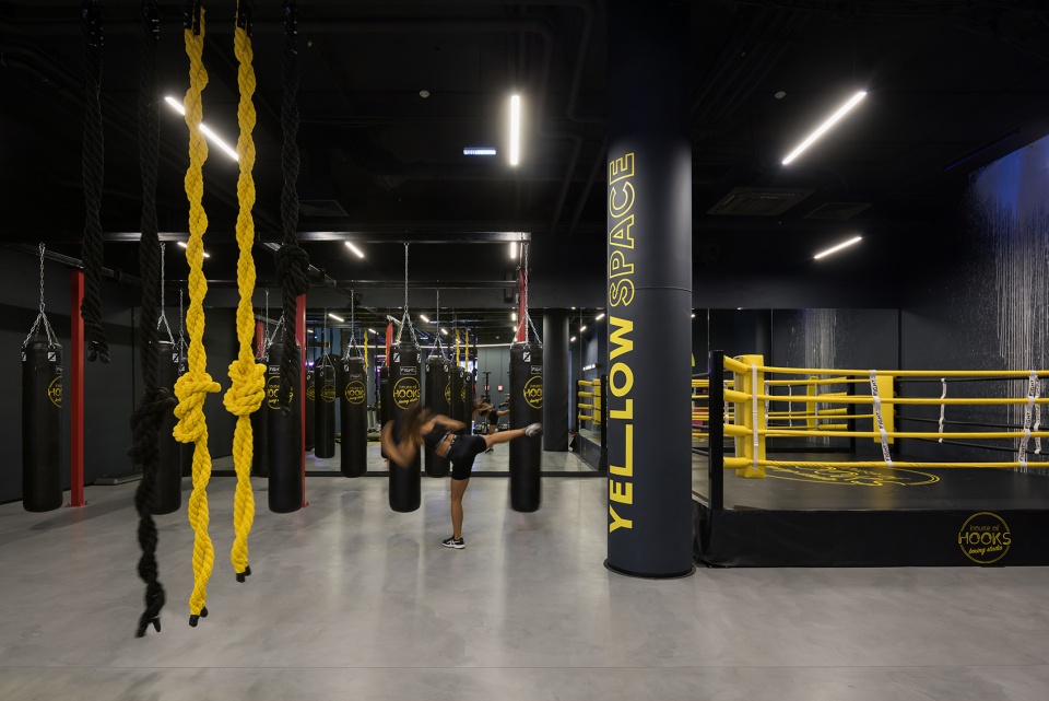 kometa black fitness club by yoyo bureau