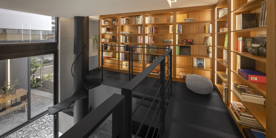 55 Sathorn house by Kuanchanok Pakavaleetorn Architects