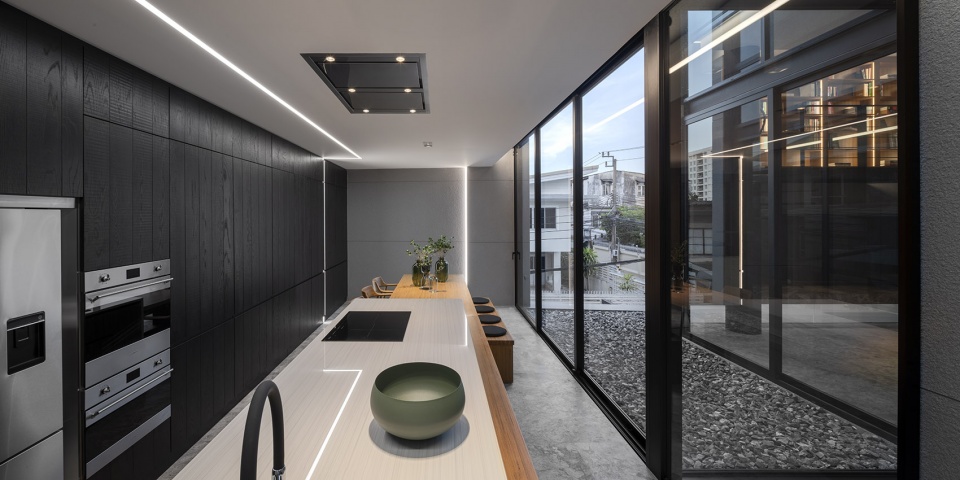 55 Sathorn house by Kuanchanok Pakavaleetorn Architects