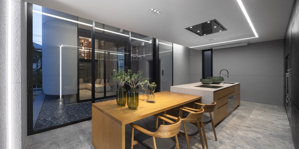 55 Sathorn house by Kuanchanok Pakavaleetorn Architects
