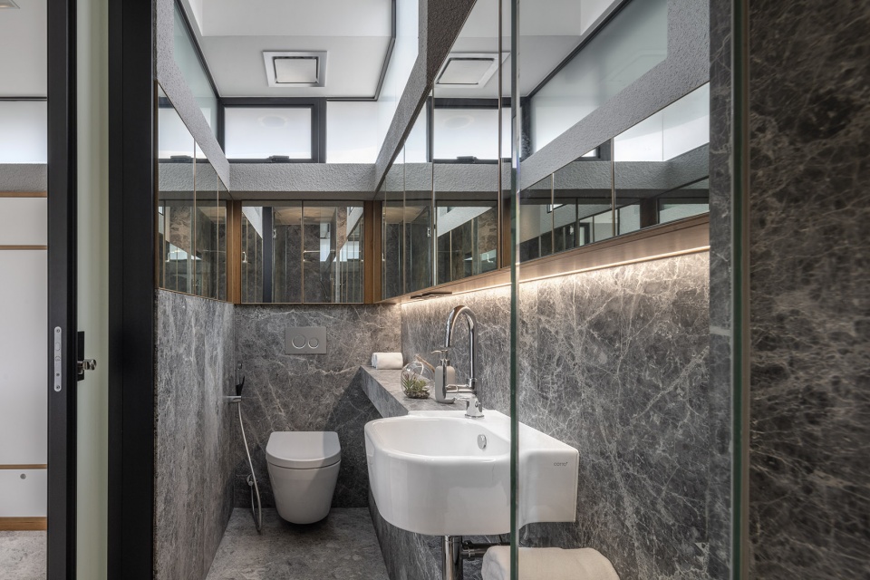 55 Sathorn house by Kuanchanok Pakavaleetorn Architects