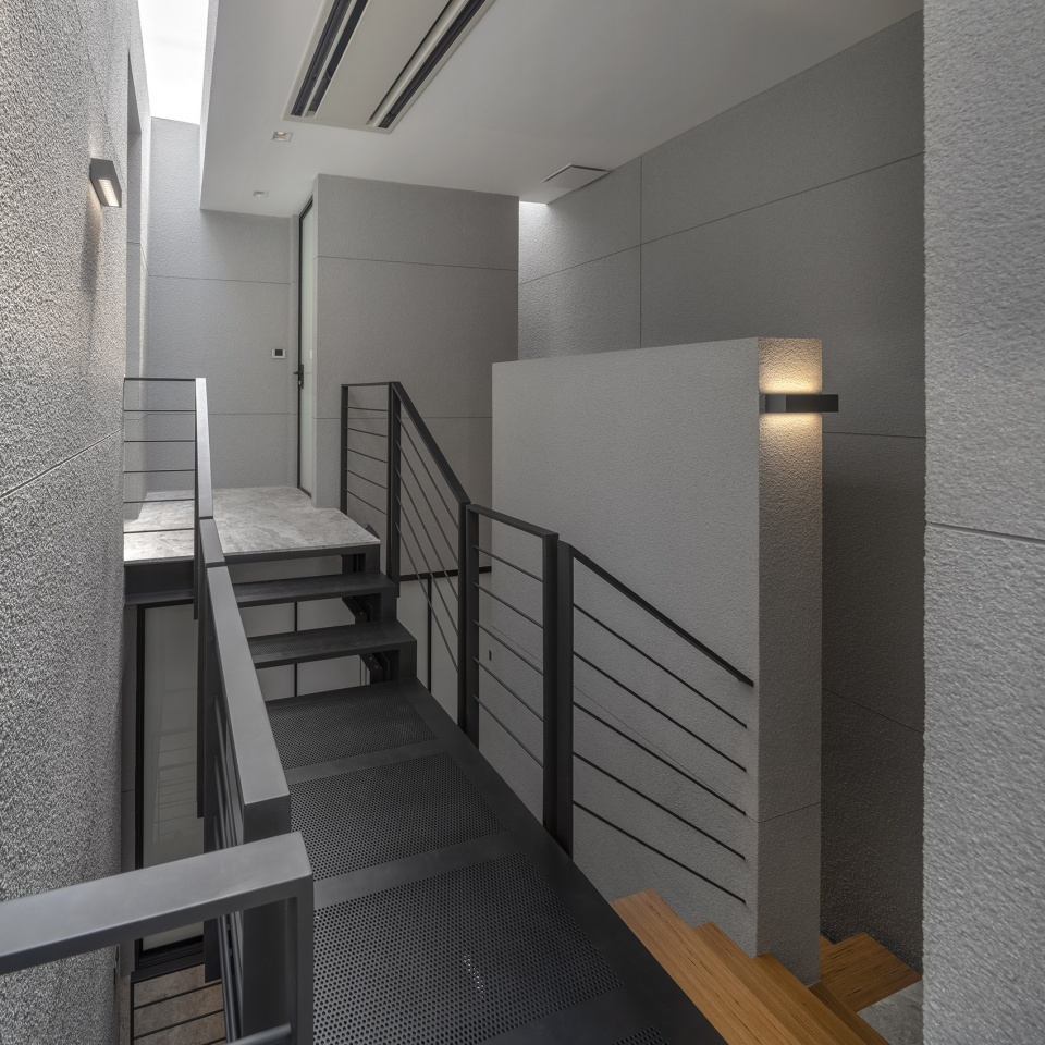 55 Sathorn house by Kuanchanok Pakavaleetorn Architects
