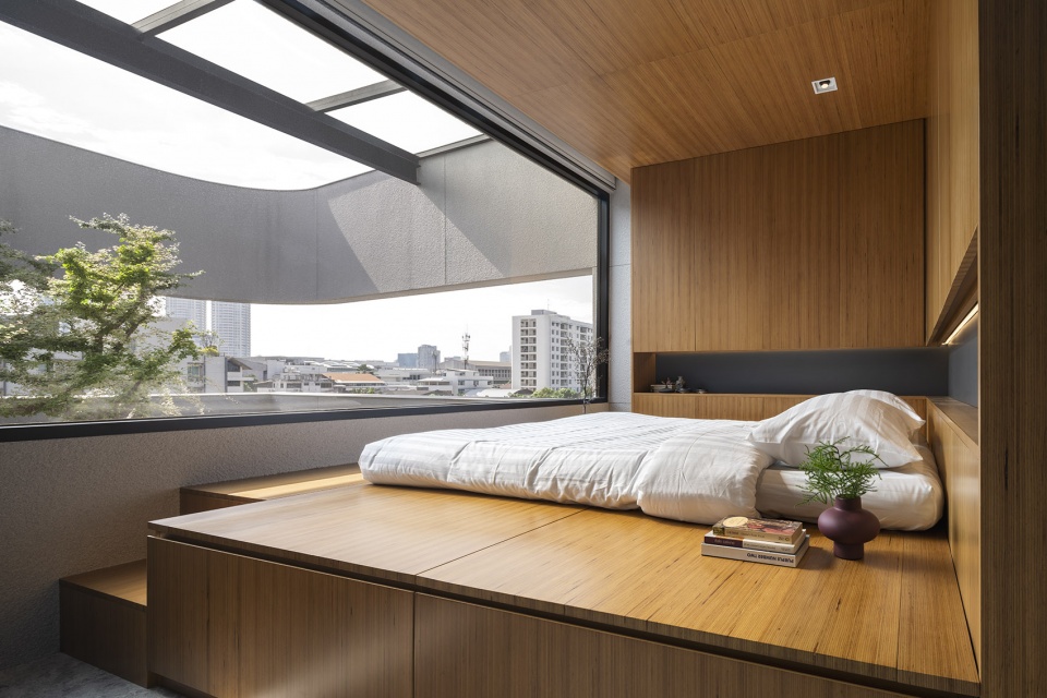 55 Sathorn house by Kuanchanok Pakavaleetorn Architects
