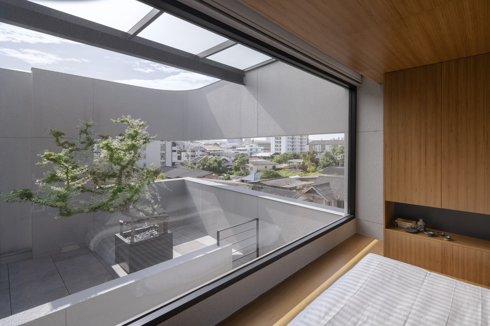 55 Sathorn house by Kuanchanok Pakavaleetorn Architects