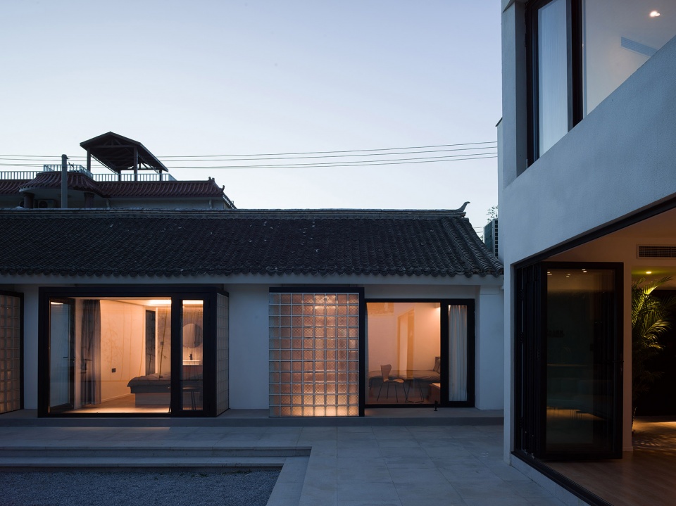 Mountain courtyard OEO
