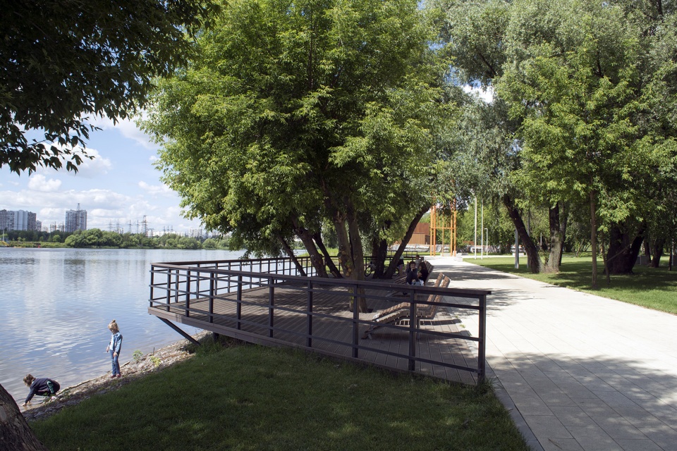 Park on the banks of the moskva river WOWHAUS