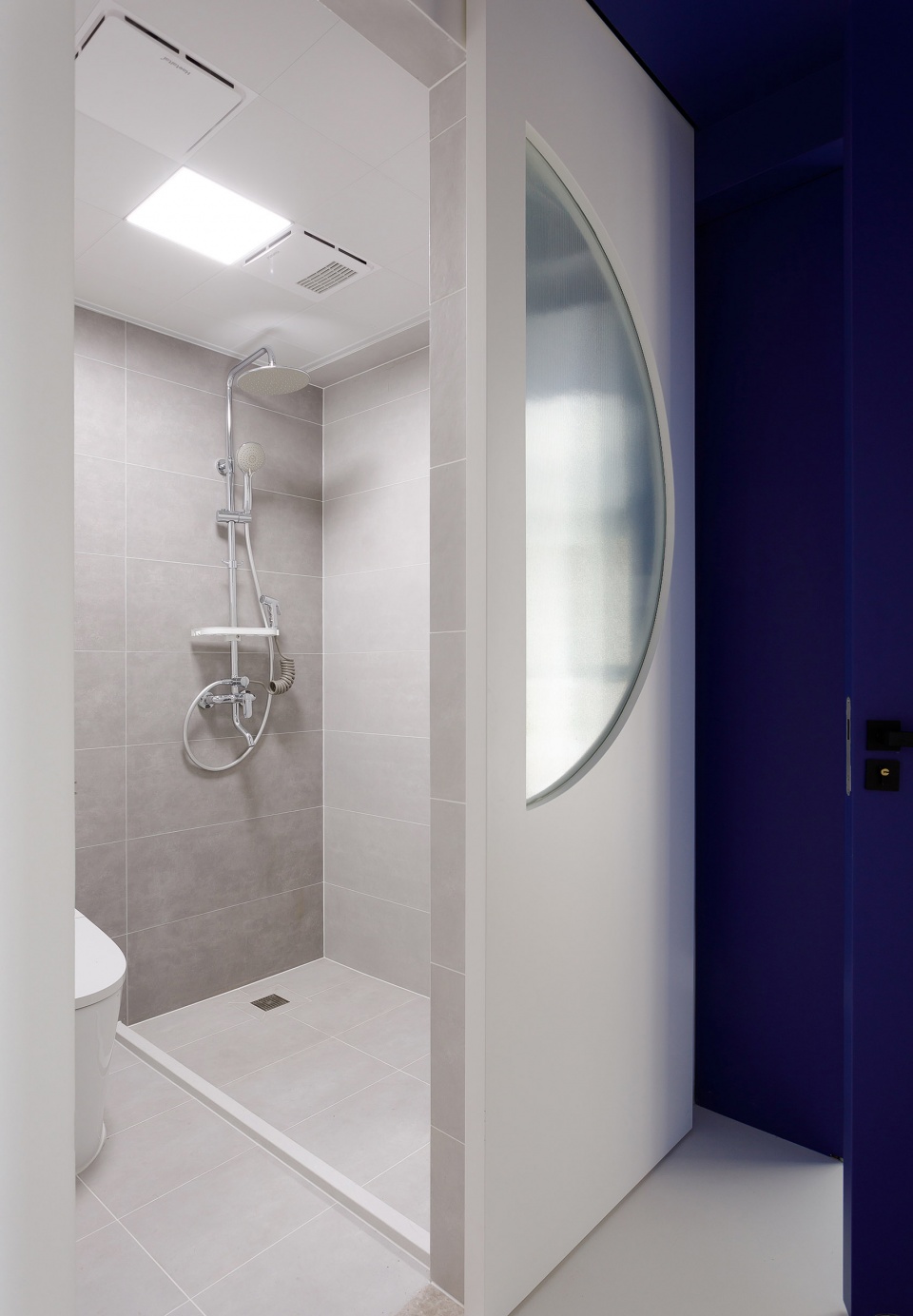 blue realm a streamlined musical home in klein blue beijing by xigo studio