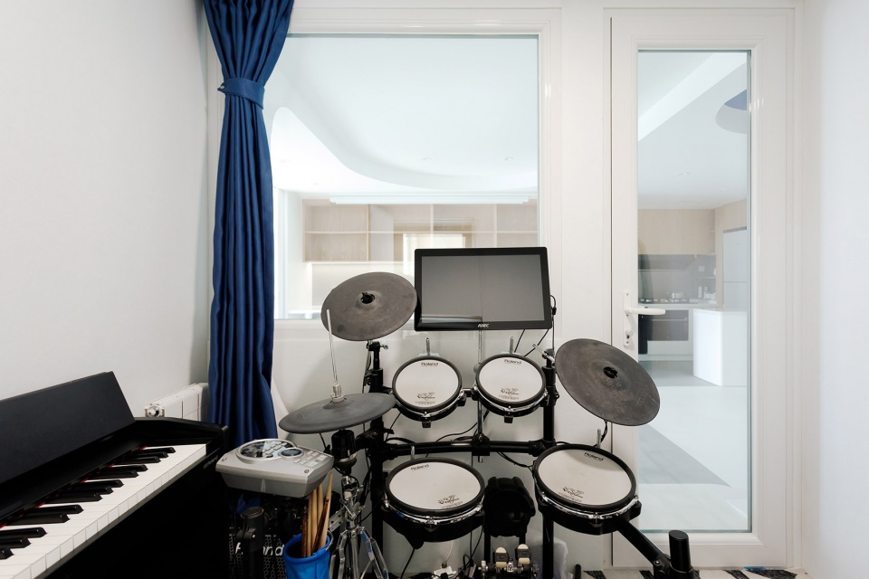 blue realm a streamlined musical home in klein blue beijing by xigo studio