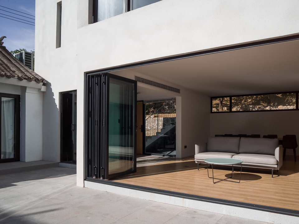 Mountain courtyard OEO