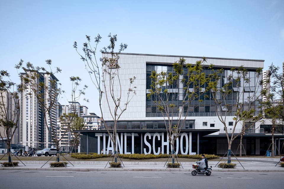 Longquan Tianli Primary School by Jas design