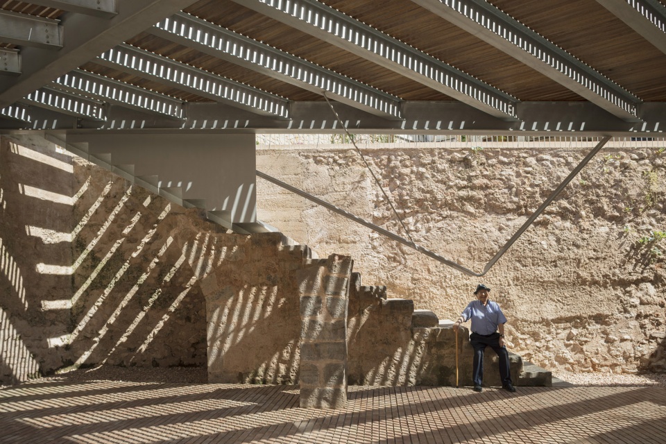 SYNAGOGUE SQUARE by el fabricante de espheras Grupo Aranea Cel Ras Arquitectura