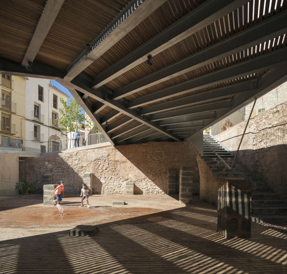 SYNAGOGUE SQUARE by el fabricante de espheras Grupo Aranea Cel Ras Arquitectura