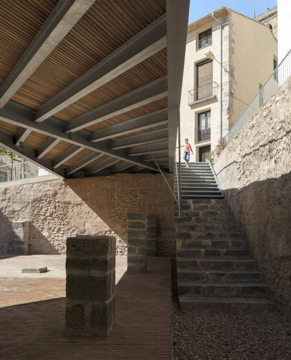 SYNAGOGUE SQUARE by el fabricante de espheras Grupo Aranea Cel Ras Arquitectura