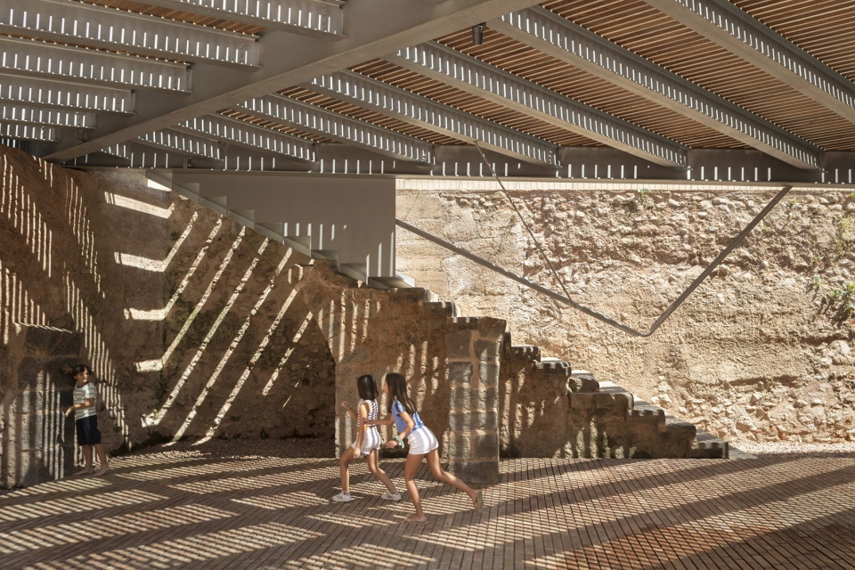 SYNAGOGUE SQUARE by el fabricante de espheras Grupo Aranea Cel Ras Arquitectura