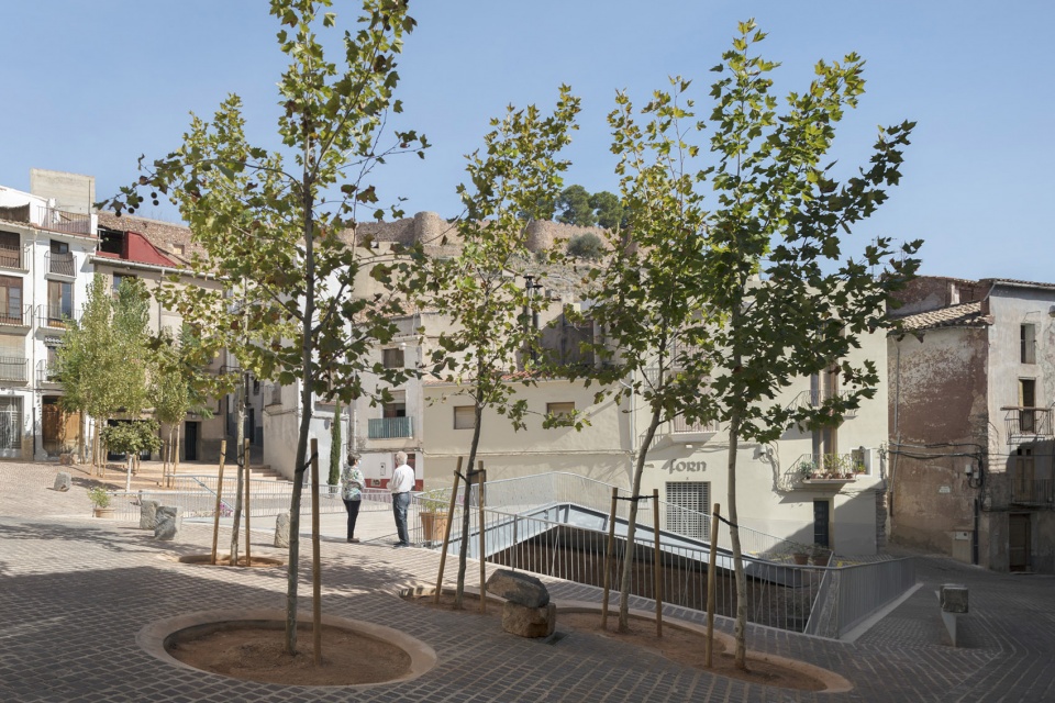 SYNAGOGUE SQUARE by el fabricante de espheras Grupo Aranea Cel Ras Arquitectura