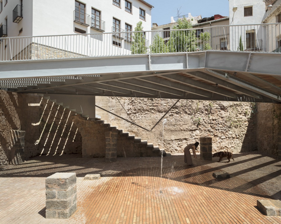 SYNAGOGUE SQUARE by el fabricante de espheras Grupo Aranea Cel Ras Arquitectura
