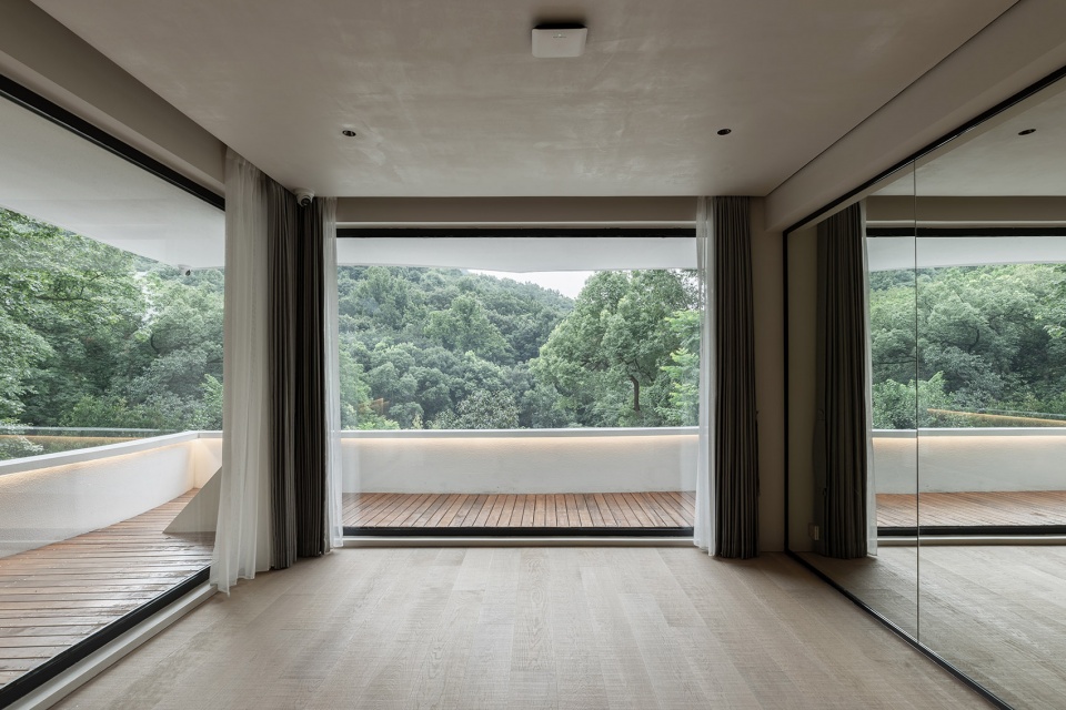 Met Yoga studio China by Fine Arch design studio