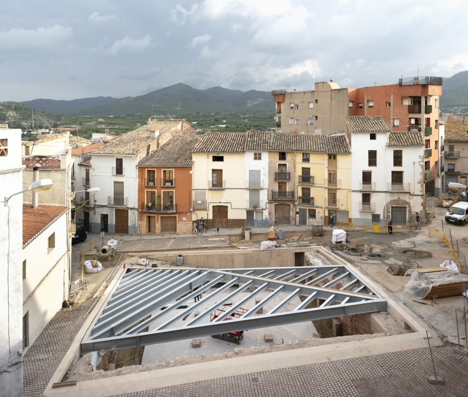 SYNAGOGUE SQUARE by el fabricante de espheras Grupo Aranea Cel Ras Arquitectura