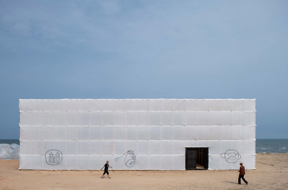 aranya theatre festival migratory birds 300 temporary art museum on the beach by atelier heimat