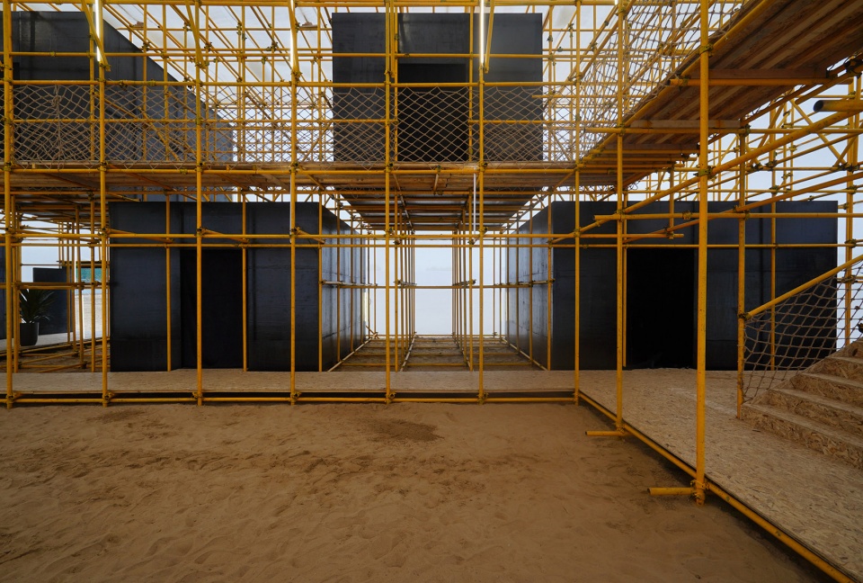 aranya theatre festival migratory birds 300 temporary art museum on the beach by atelier heimat