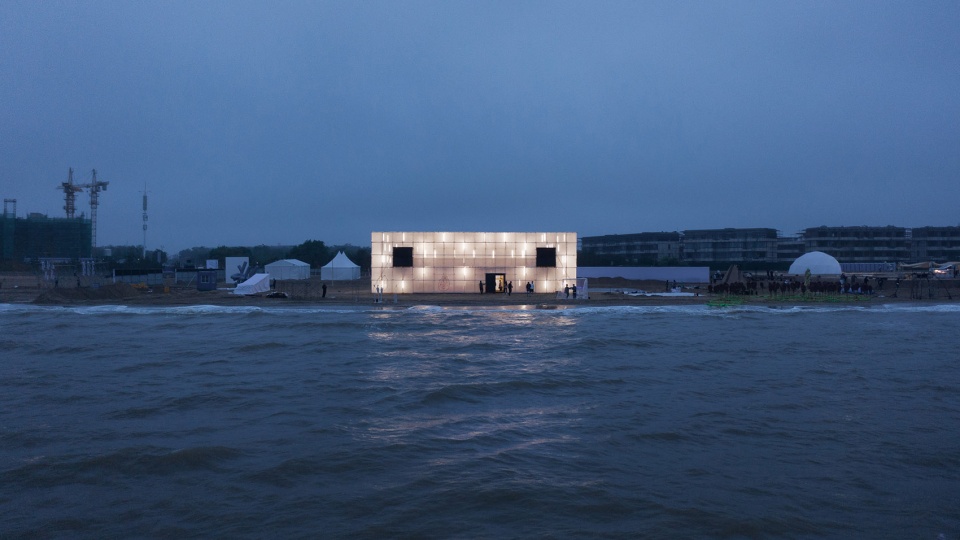 aranya theatre festival migratory birds 300 temporary art museum on the beach by atelier heimat