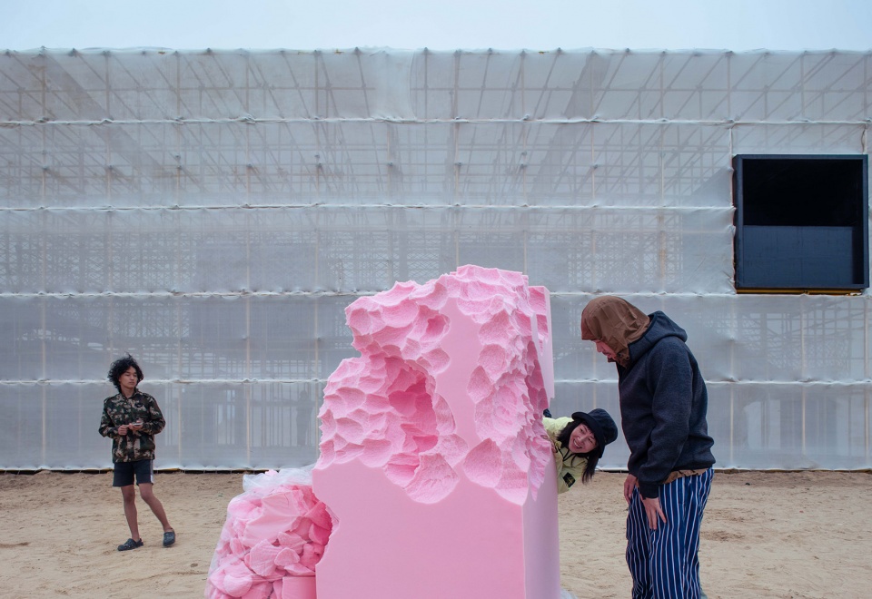 aranya theatre festival migratory birds 300 temporary art museum on the beach by atelier heimat