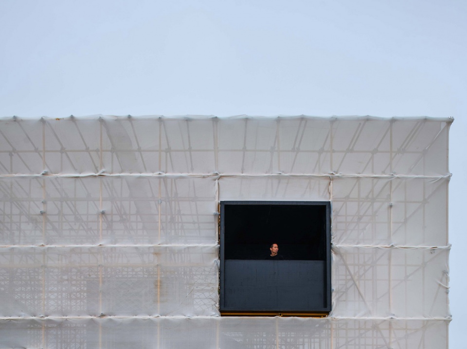 aranya theatre festival migratory birds 300 temporary art museum on the beach by atelier heimat