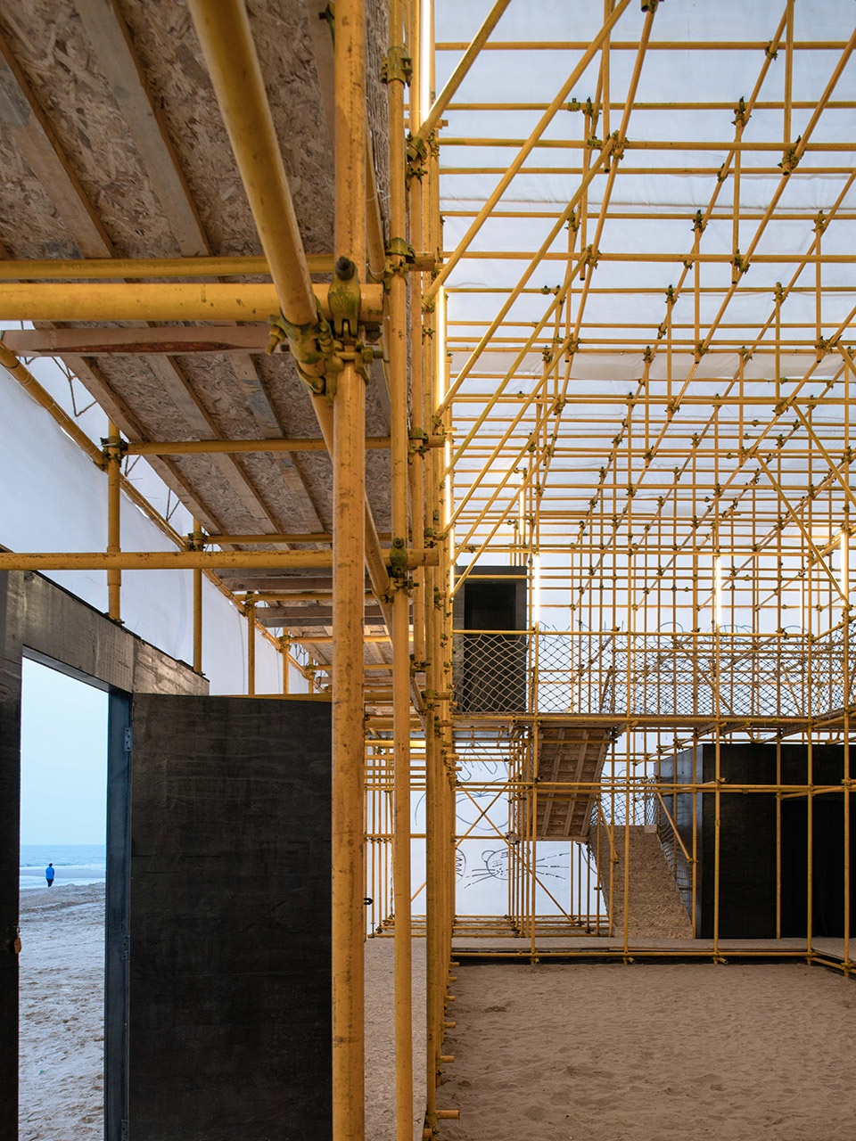 aranya theatre festival migratory birds 300 temporary art museum on the beach by atelier heimat
