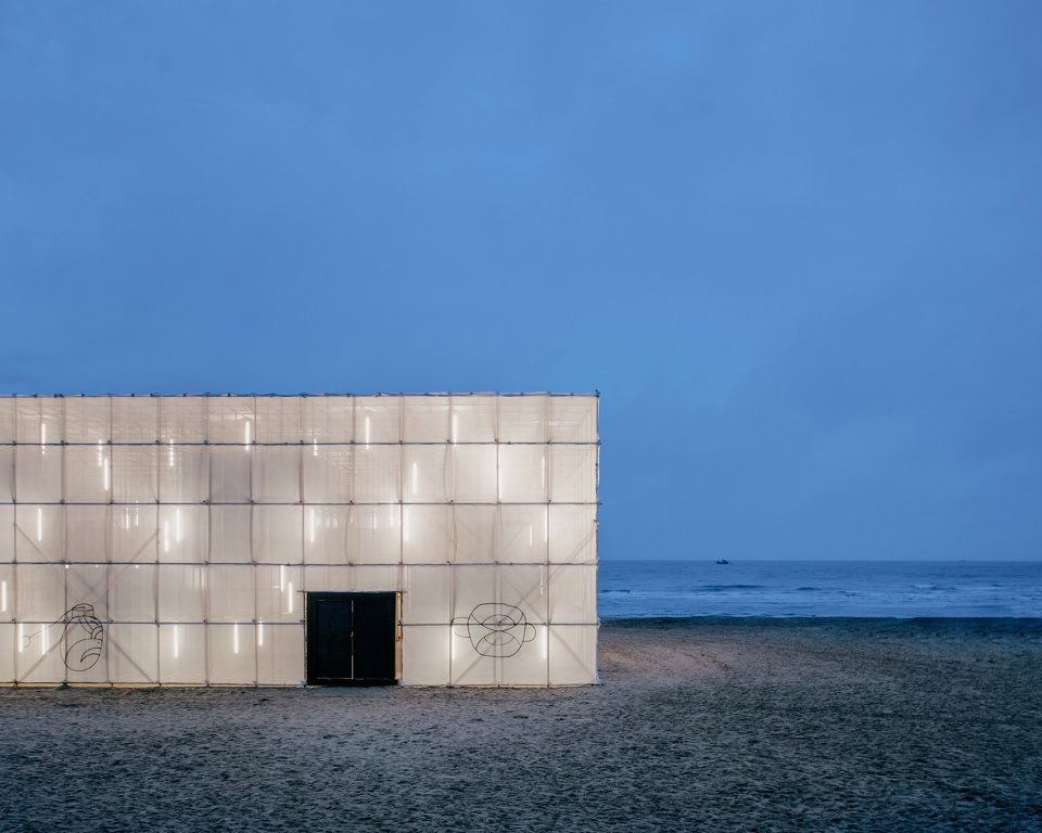aranya theatre festival migratory birds 300 temporary art museum on the beach by atelier heimat