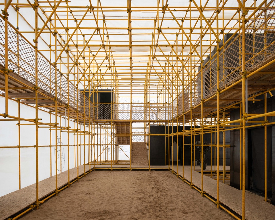 aranya theatre festival migratory birds 300 temporary art museum on the beach by atelier heimat