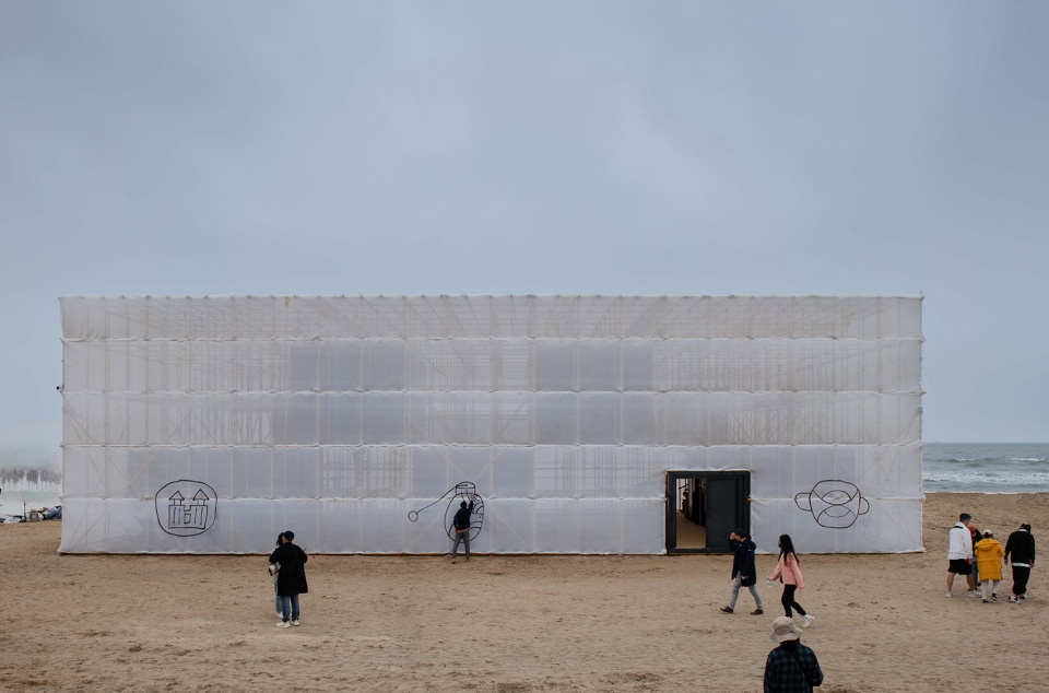 aranya theatre festival migratory birds 300 temporary art museum on the beach by atelier heimat