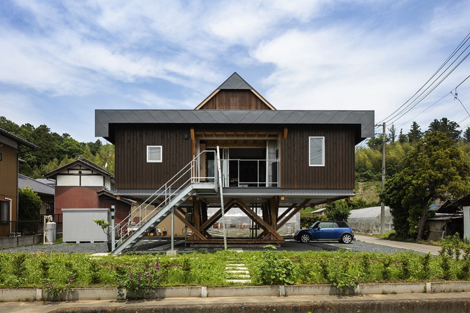 stilt house by ft architects