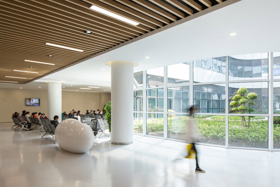 Huzhou Central Hospital by Perkins Will