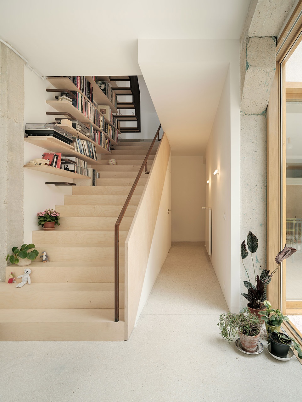 housing and ateliers in rue polonceau paris by yua studio darchitecture