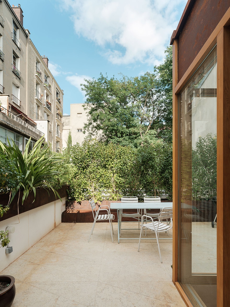 housing and ateliers in rue polonceau paris by yua studio darchitecture