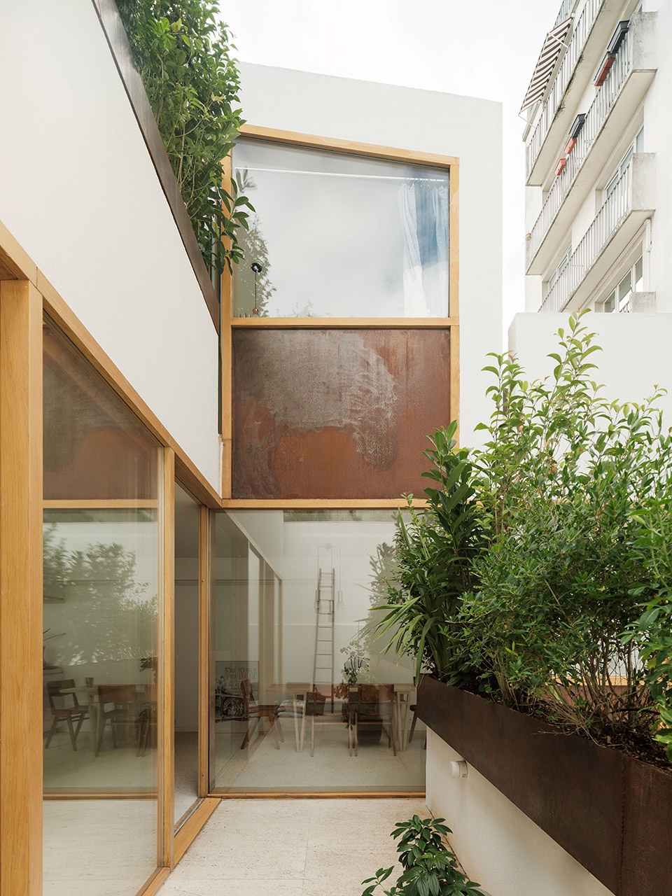 housing and ateliers in rue polonceau paris by yua studio darchitecture