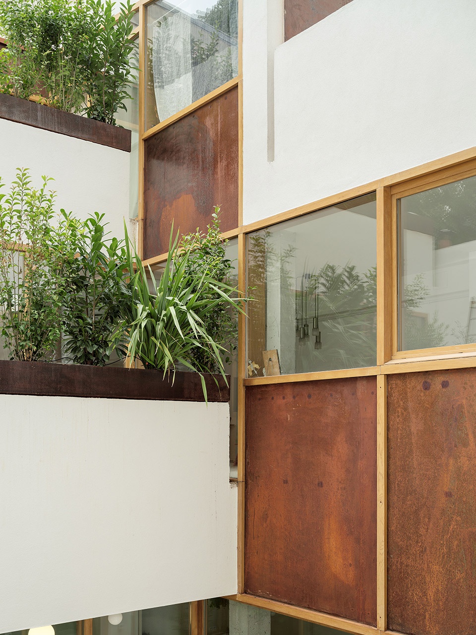 housing and ateliers in rue polonceau paris by yua studio darchitecture