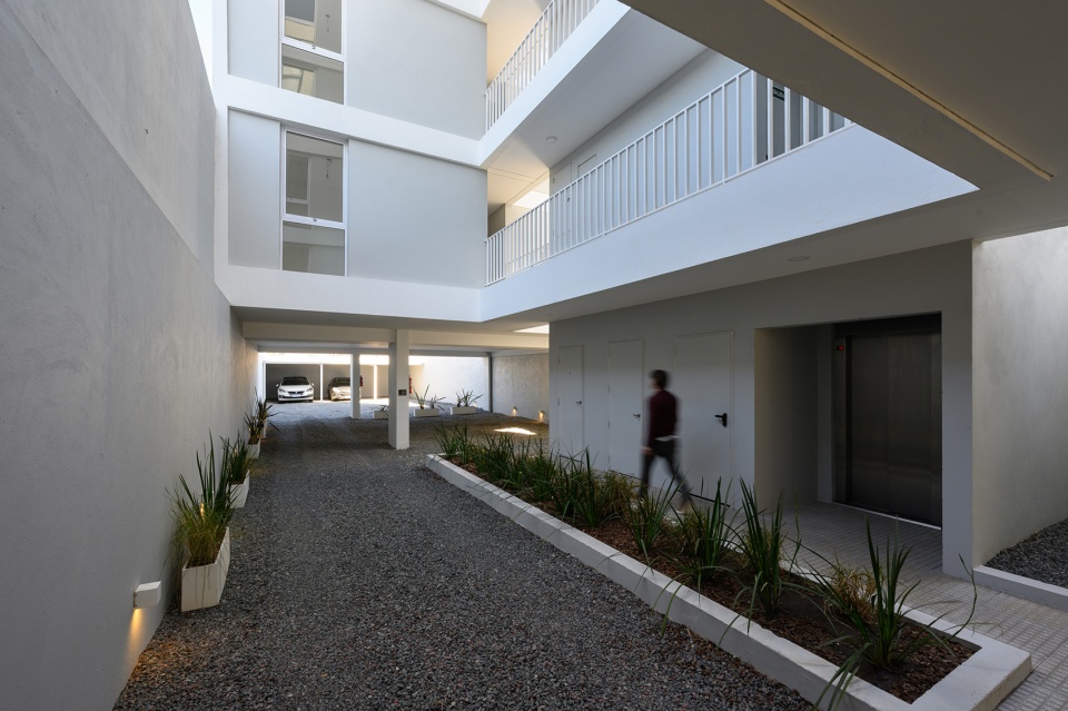 ocantos 235 building by masarqs