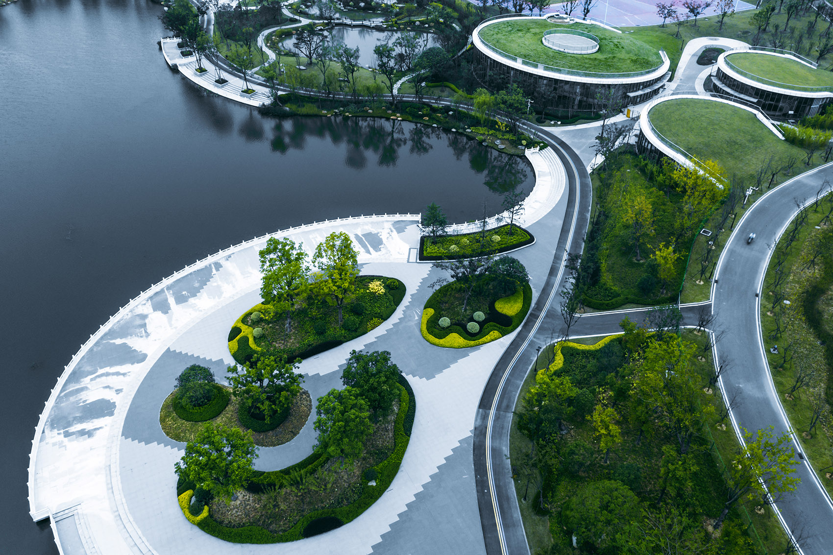 ▼航天馆采用覆土建筑手法隐于公园中,the aerospace hall is covered