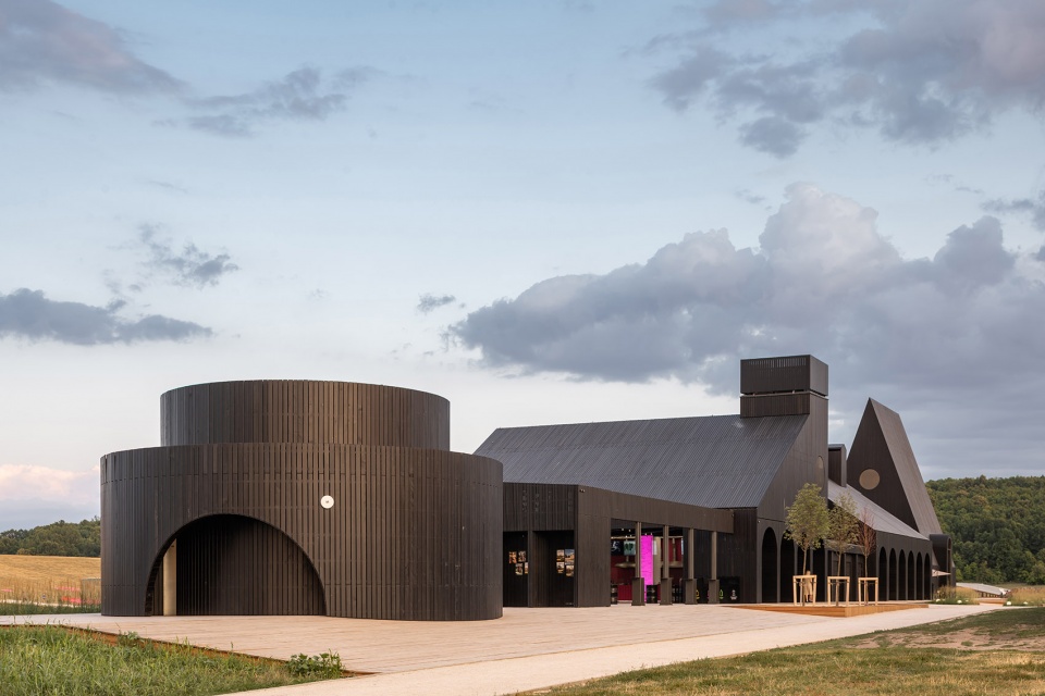 the hospitality center in the park kudykina gora by megabudka