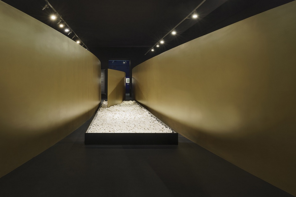 the exhibition hokusai passages by narchitektura