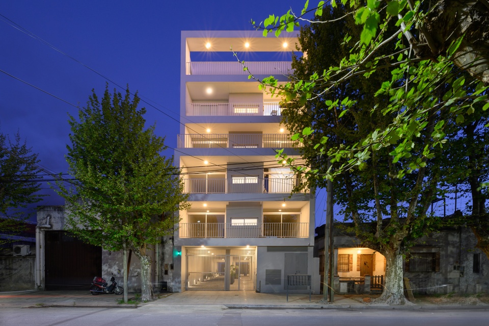 ocantos 235 building by masarqs