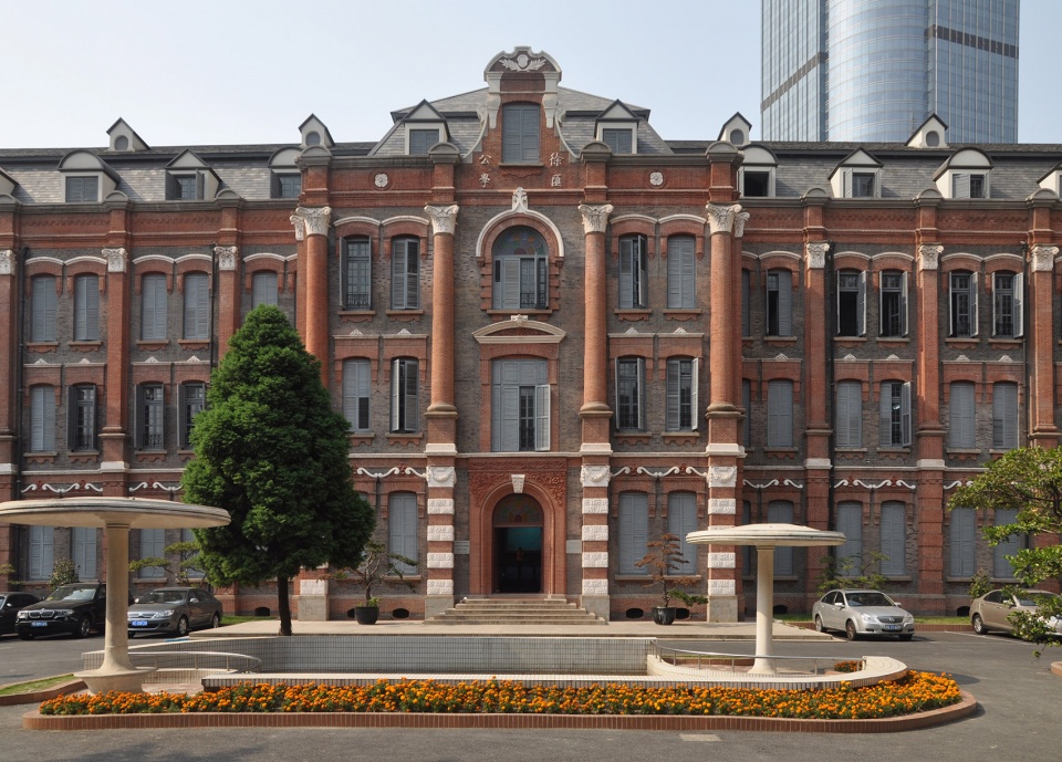 the huafa road south campus of shanghai xuhui high school china by atelier deshaus