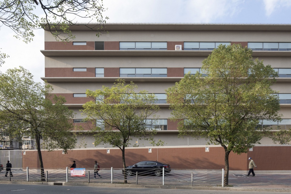 the huafa road south campus of shanghai xuhui high school china by atelier deshaus