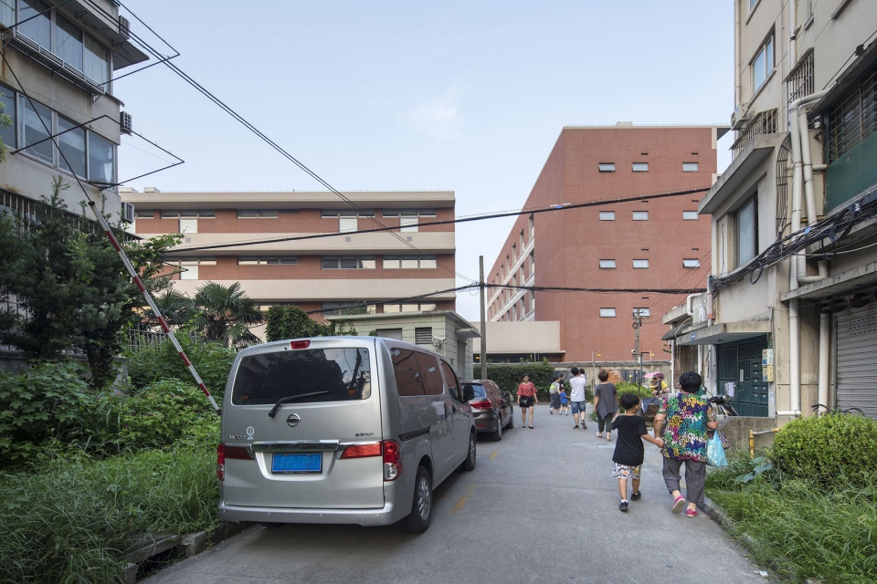 the huafa road south campus of shanghai xuhui high school china by atelier deshaus
